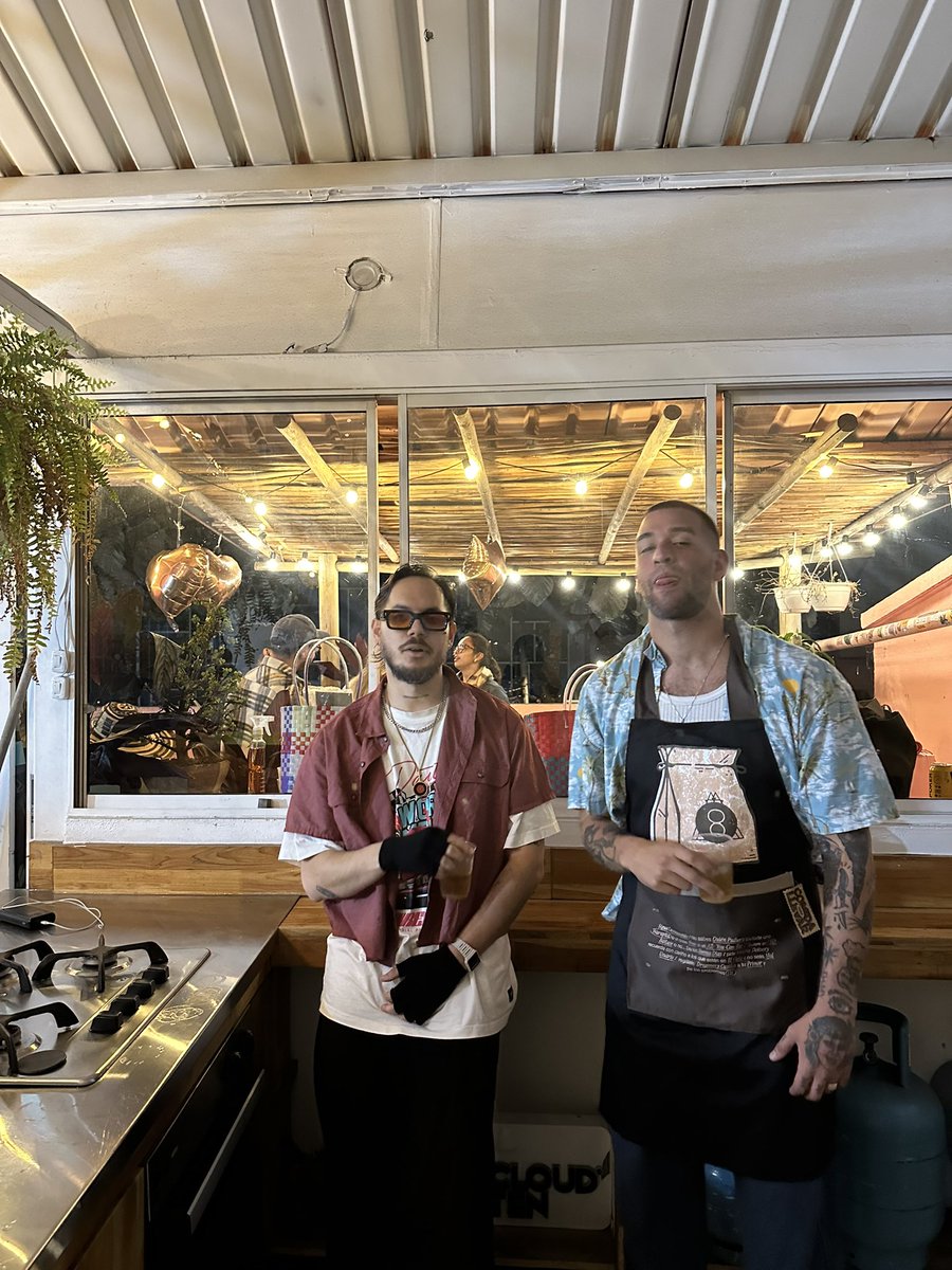 <a href="/Veztalone/">Sr. Freddy Malaria</a> me llegó a la terraza de CLOUD había un partycito afuera pero igual hablamos paja desde la barrita. 

Una conversación para el creativo soñador Andino. 

Pronto lanzamos.