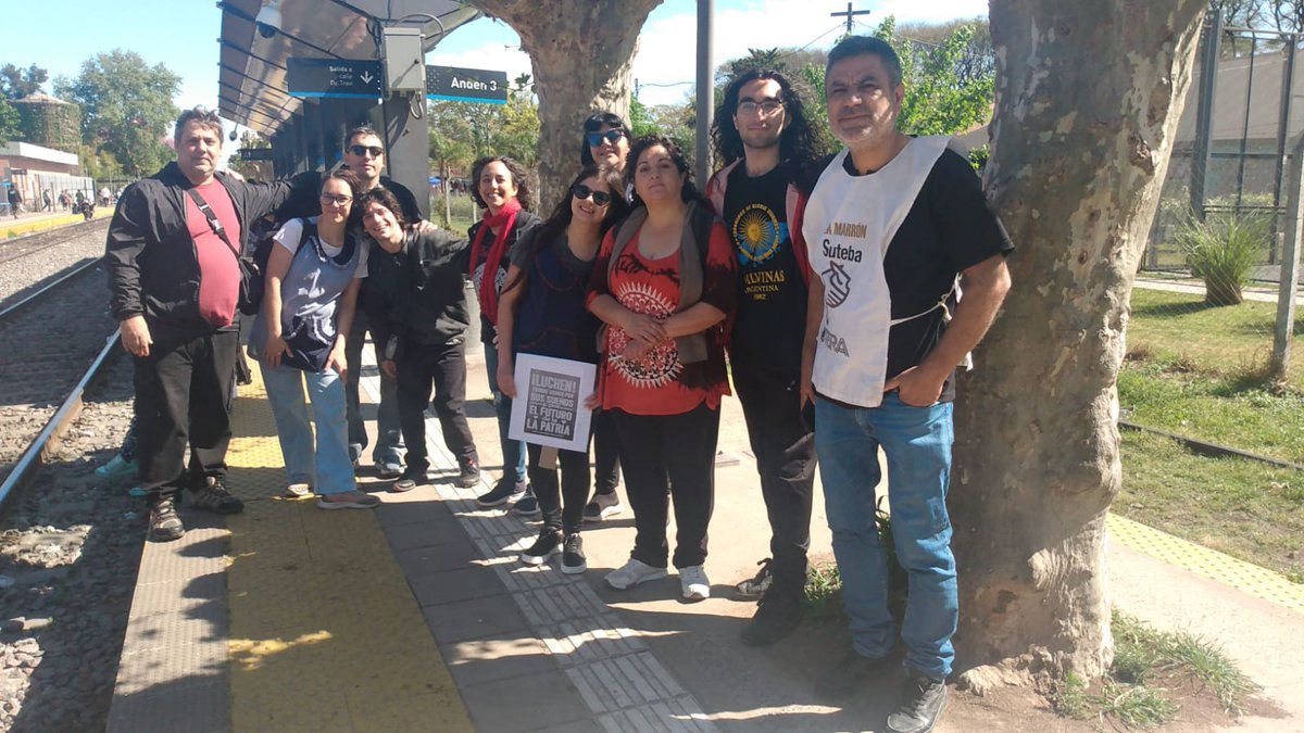 Docentes de Escobar convocados por el sindicato para ir a la marcha en defensa de la educación pública. Lo ' curioso ' es que la conducción gremial, no se hizo presente. Una irresponsabilidad y una decisión política. Hacen mímica de la lucha. Unidad, en las calles!