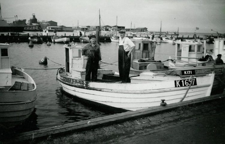 In der Nacht zum 2. Oktober 1943 wollen die deutschen Besatzer die dänischen Juden deportieren. Doch der Großteil der Verfolgten wurde gewarnt. Dänische Fischer bringen 7742 von ihnen mit Booten ins sichere Schweden – Børge Laursen und Jacob Andersen machen 10 Überfahrten.