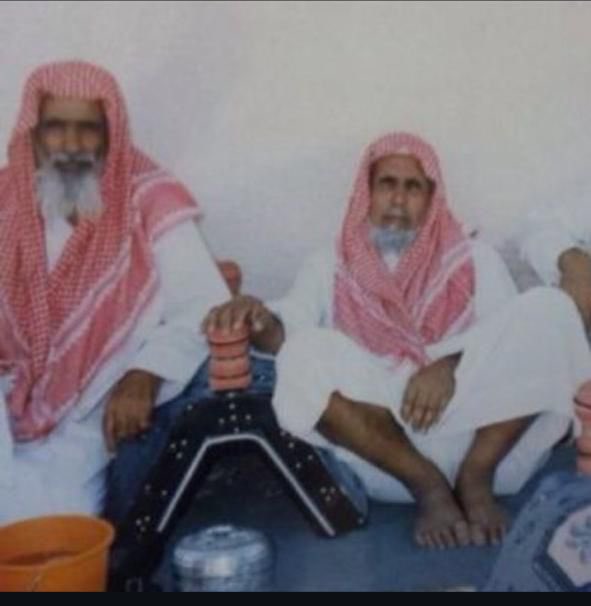 من اليمين 
عبدالله بن سالم اللحيس الحلفي رحمه الله
جزاء بن بركه بن عجل الحلفي رحمه الله