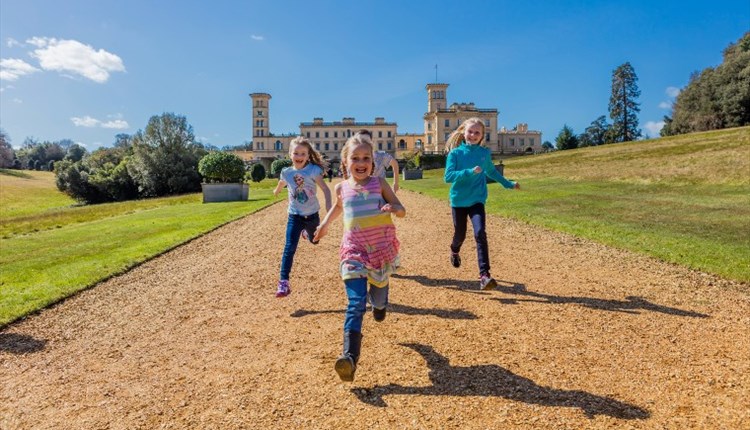 Step back in time and explore the Isle of Wight’s rich history and heritage 🏰

Visit Osborne House, Queen Victoria’s seaside retreat, or wander through Carisbrooke Castle. 

#iow #isleofwight #osbornehouse #queenvictoria #history #cairsbrookecastle