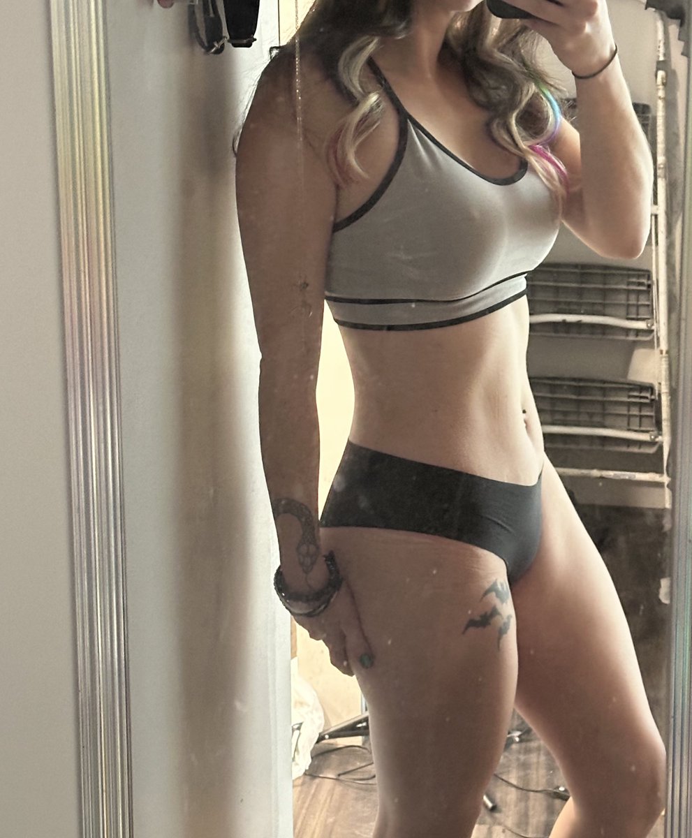 AlliMoona's tweet photo. Because post workout pics are 🤣😅