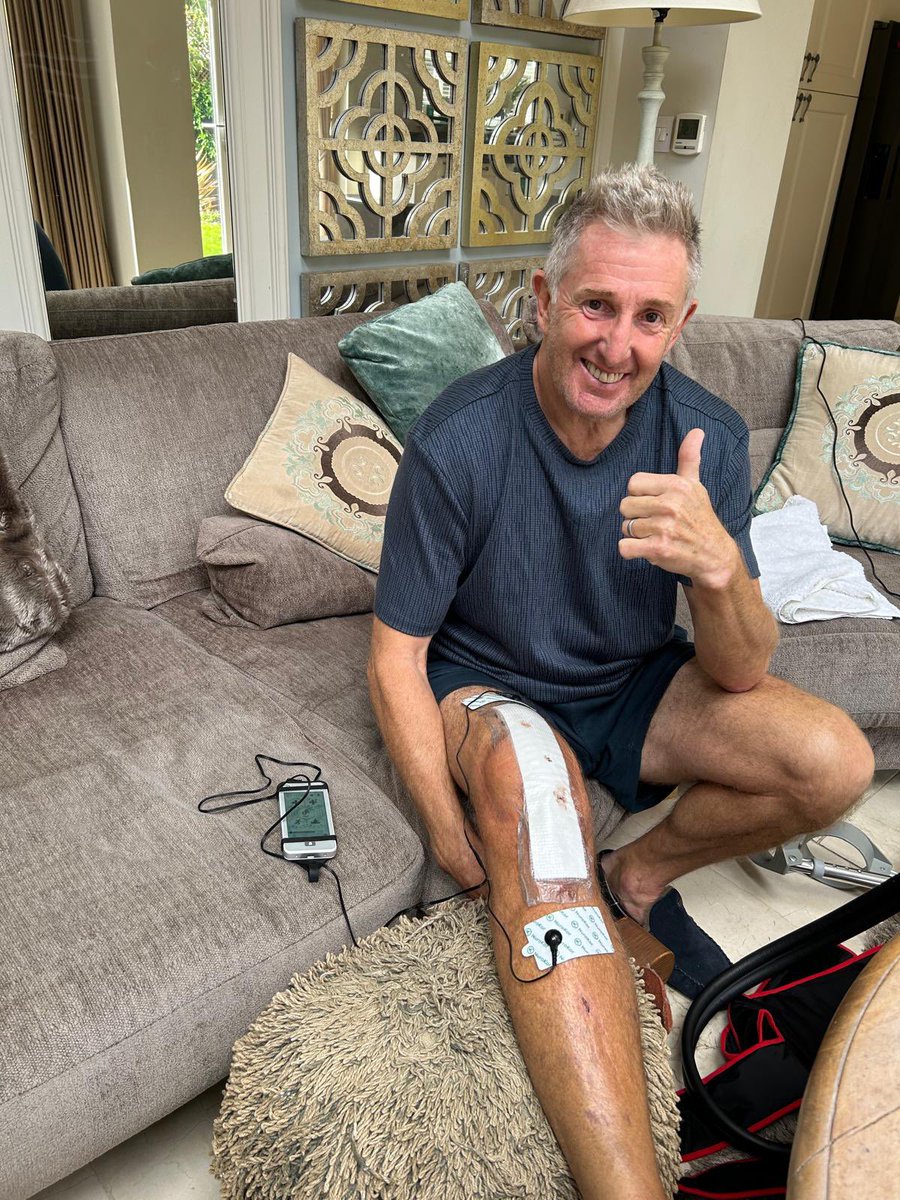 JiffyRugby's tweet photo. Long and painful recovery but kick starting my rehab with #mitouch by @NuroKor Lifetech. 
Microcurrent first , that only targets soft tissue to reduce inflammation, improve healing rate and reduced scarring. Not that it’s cosmetic with these legs😂😂 https://t.co/JSbJVdF1jO