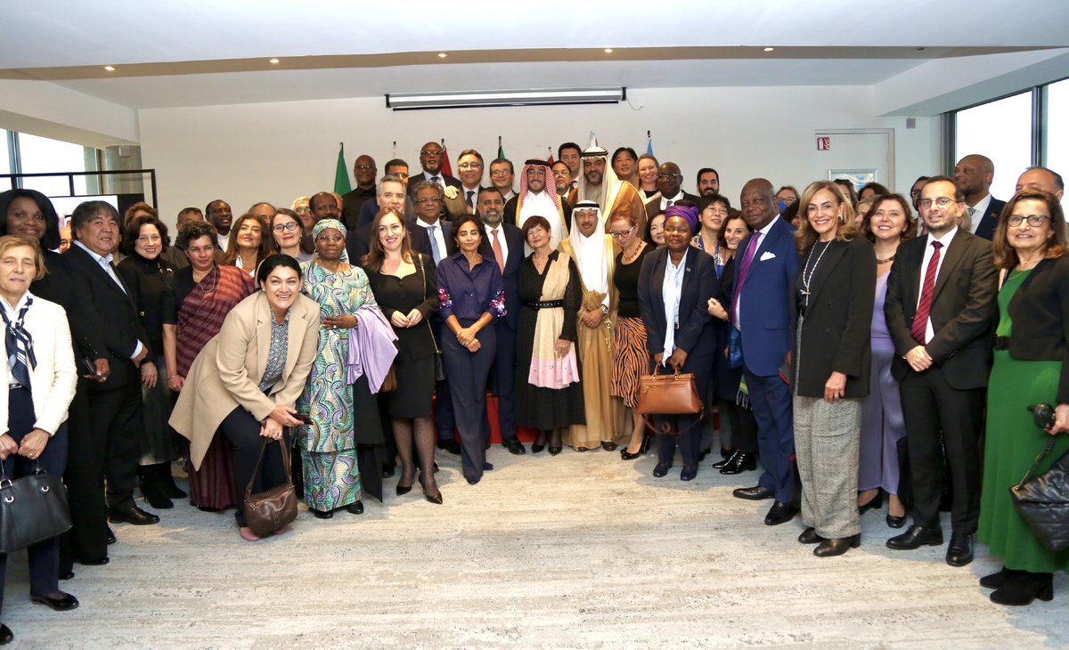 تشرفت بالمشاركة ضمن مجموعة سفراء دول مجلس التعاون الخليجي لدى منظمة #اليونسكو في استضافة الحفل المقام على شرف سعادة السفير الدكتور آدم الملا، المندوب الدائم لدولة الكويت الشقيقة لدى اليونسكو، وذلك بمناسبة انتهاء فترة عمله مندوباً لبلاده في المنظمة، وإلقاء كلمة المجموعة في الحفل،