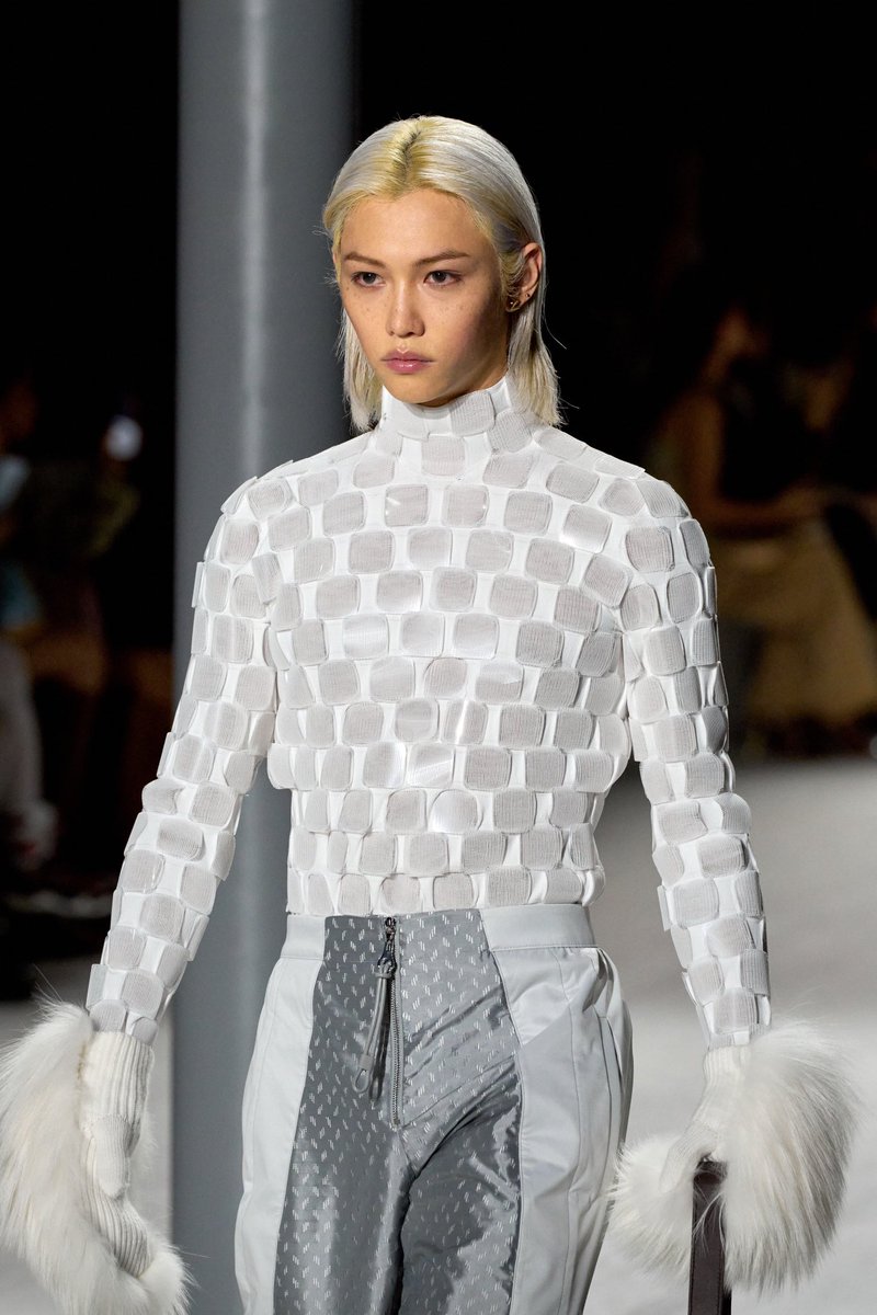 venusianruby's tweet photo. k-pop idols who walked the runway at fashion week (2020-present) ✶ a thread https://t.co/UOQL9oTaDl