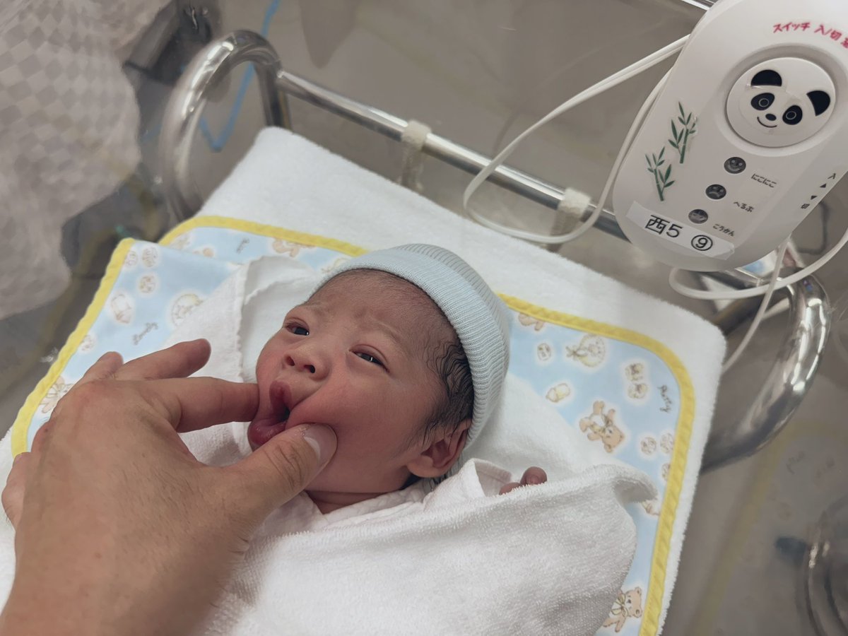 demichans's tweet photo. 本日18:42
第一子が誕生しました！！！
頭のデカさは完全にパパ似でした！
妻も息子も長い間お疲れ様ー！！！
３人で賑やかな家庭にしていきます！！ https://t.co/WGfS0s3X5n