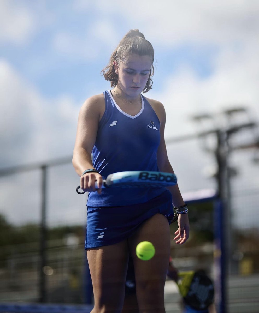 Está demostrando una gran personalidad Martina Calvo al pedir casi todas las pelotas que van al centro o detrás del hombro de Sara invadiendo bastante el drive. Quiere la pelota, no le quema y no es fácil ni por el escenario, ni por la entidad de las rivales. Talento a raudales.