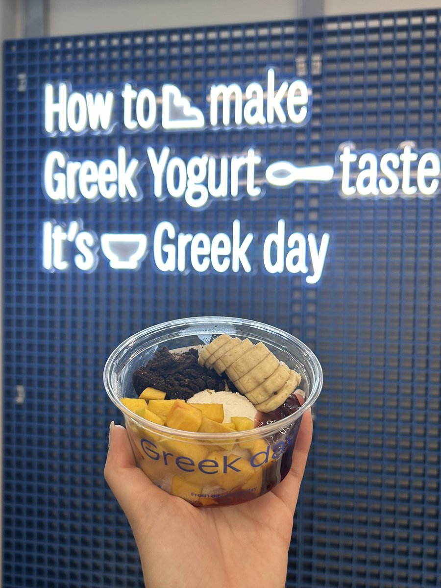 BrowsByA's tweet photo. 📍Greek day (狎鴎亭店)

18時過ぎ訪問。店内は1人・2人ぐらいでめちゃ空いてた。イチゴ乗ってるやつ食べたかったけど売り切れたのか置いてなかった😭
蜂蜜は個包装500wと生のやつ確か1000w前後で別売りしてた。
ヨーグルトは硬めもさっと濃厚でめちゃ美味しい😋ここは24時間営業もありがたい。 https://t.co/6qm51qALkl