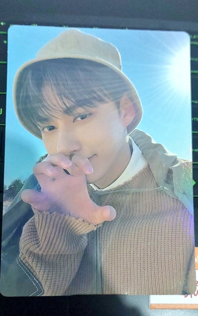 divishuaria's tweet photo. hi! ic na wts lfb jun horanghae weverse pob face the sun 

— probably around 300-400 since idk din magkano na market price niya ngayon 🥹 
— with frame ! 

lmk if may inch 😔

seventeen face the sun svt moon junhui fts https://t.co/6iKdWcbaIw