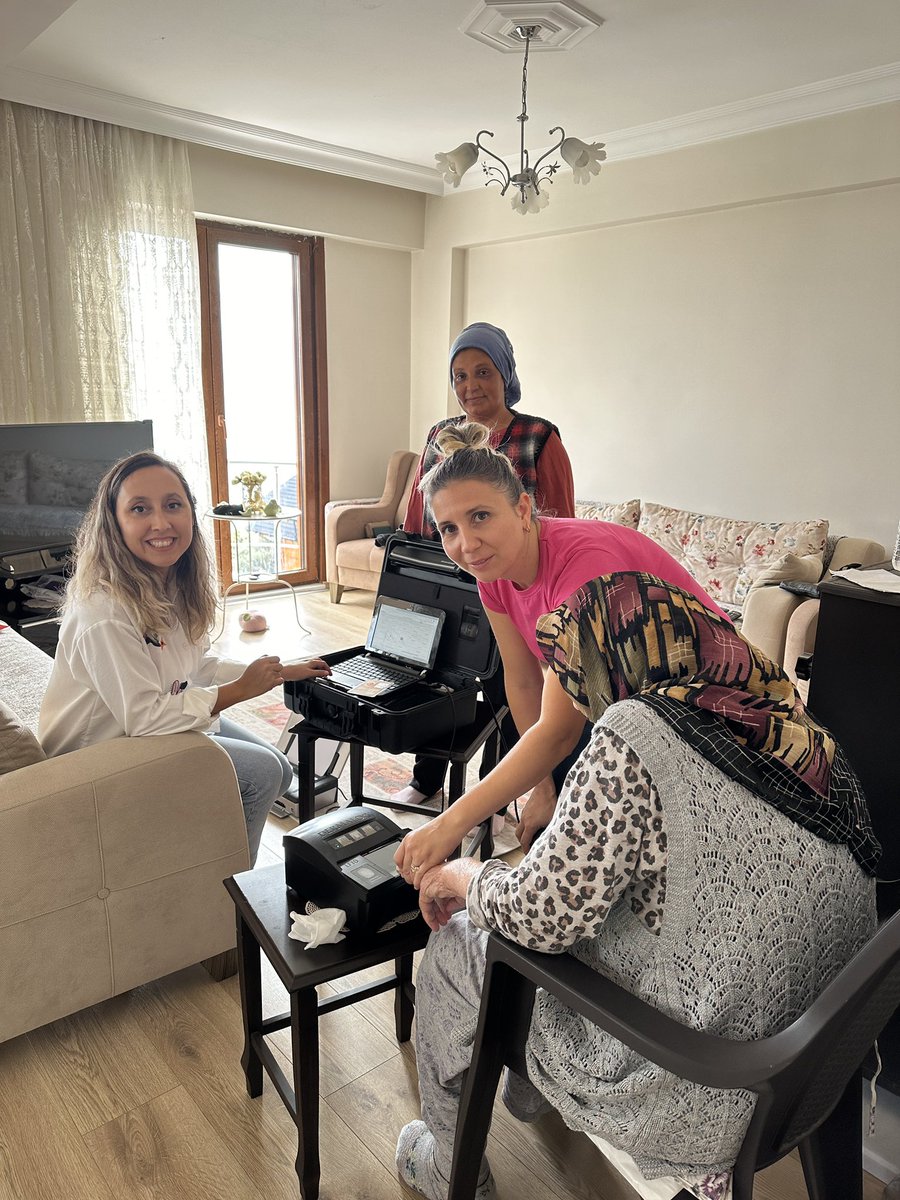 marmaranufus's tweet photo. #AdresteNüfusHizmetiyle Müdürlüğümüze gelemeyecek  durumda olan Gündoğdu ve Asmalı Mahallelerinde ikamet eden vatandaşlarımızın muhtarlarımızın desteğiyle T.C Kimlik Kartı müracaatlarını gerçekleştirdik. 🇹🇷🇹🇷
@TCNufus 
@Balikesir_nvi 
@MahmutKececi61 
@TC_Marmara 
@Elifcelik111 https://t.co/JqKccXrBi8