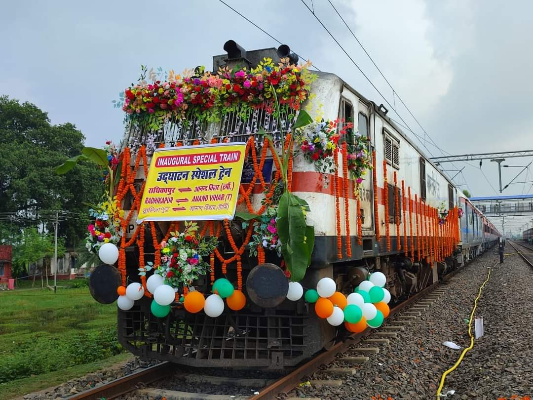 the_train_spot's tweet photo. Beautifully decorated 04011 #Radhikapur - #anandvihar inougration special. 
📍 Radhikapur 
Pic credit to their respective owner.
#Inaugral #newtrain #indianrailways https://t.co/exjPtlWlbU