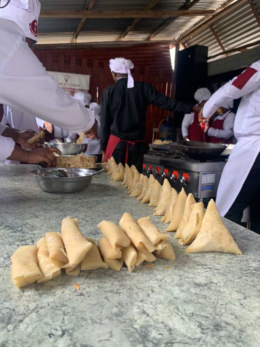 vinekitchenug's tweet photo. The September cohort has been hands-on-deck with the cooking classes and sharpening their culinary skills🤗🤗.  Apply soon and stir up your passion for cooking.
#krustys #CulinarySchool #cokkingclasses https://t.co/P2YCuPKdkk