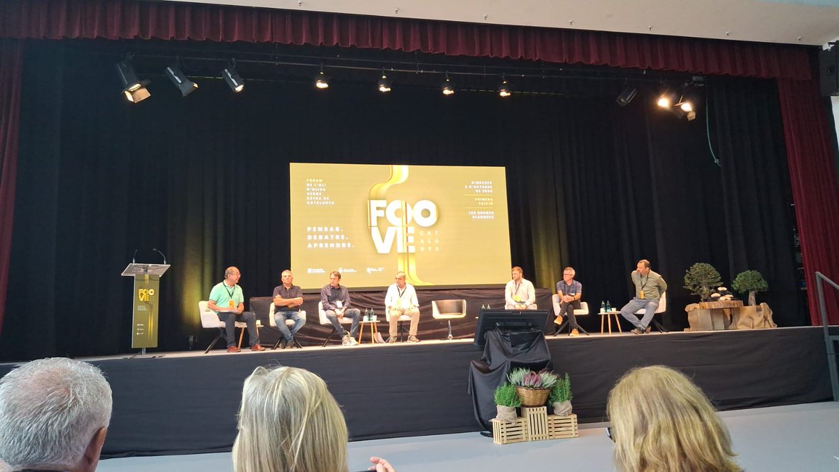 Avui, estem presents #FundacióAraGarrigues al 1r Fòrum de l'Oli a les Borges Blanques. Una trobada on es presenten propostes de present i futur d'aquest sector tan important a la nostra comarca i  parlar i debatre sobre com produir, cuinar, cuidar i distribuir l'oli.