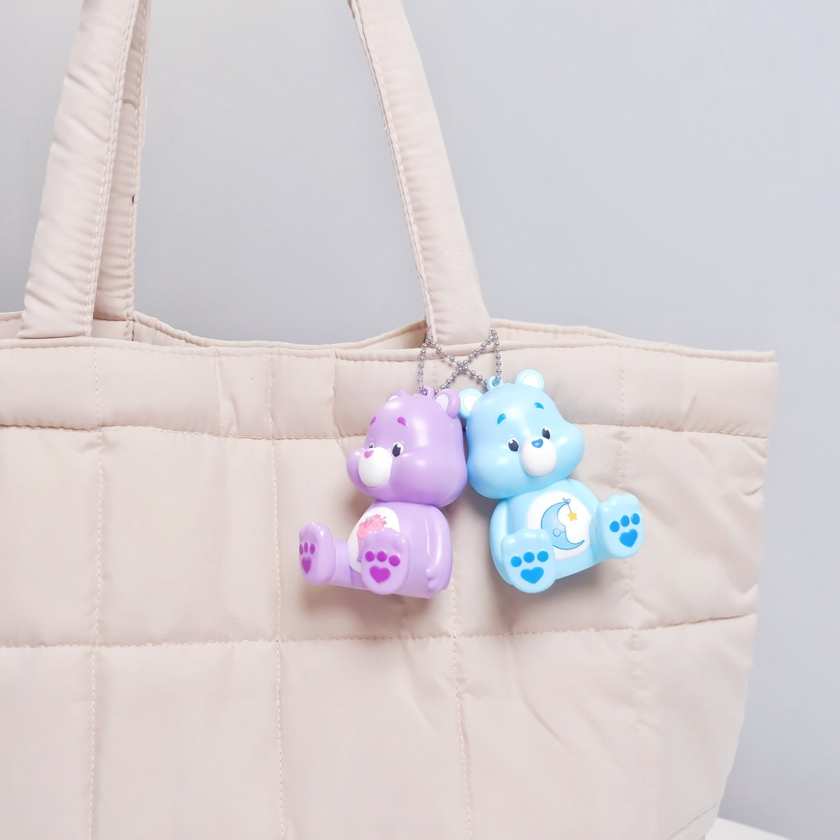 ต่ายล้าววว คุณน้องก็น่ารักเกิ๊นนน !  Listerine x Care Bears 🐻🐨🐻‍❄️ เป็นการบ้วนปากที่เต็มไปด้วยความน่ารัก🩷✨️ ยิ่งเอามาห้อยกระเป๋ายิ่งน่ารัก แต่ห้อยแค่ตัวเดียวอะมันไม่เลิศค่ะ มี 4 แบบก็ต้องเก็บให้หมด แล้วห้อยให้ครบ! ไม่ตกเทรนด์แน่นอน https://t.co/JX37GFEbb2