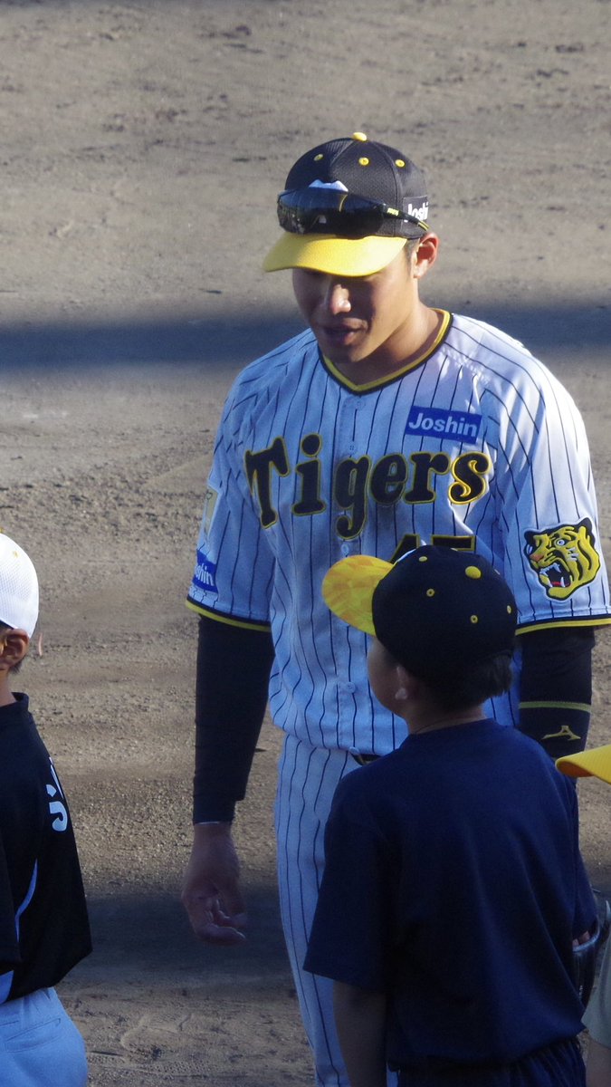 TShukou's tweet photo. 先日の野球教室での思い出🐯
寂しいな､､､
長男に喋りかけてくれた遠藤選手✨ https://t.co/xYeVDrF9wK