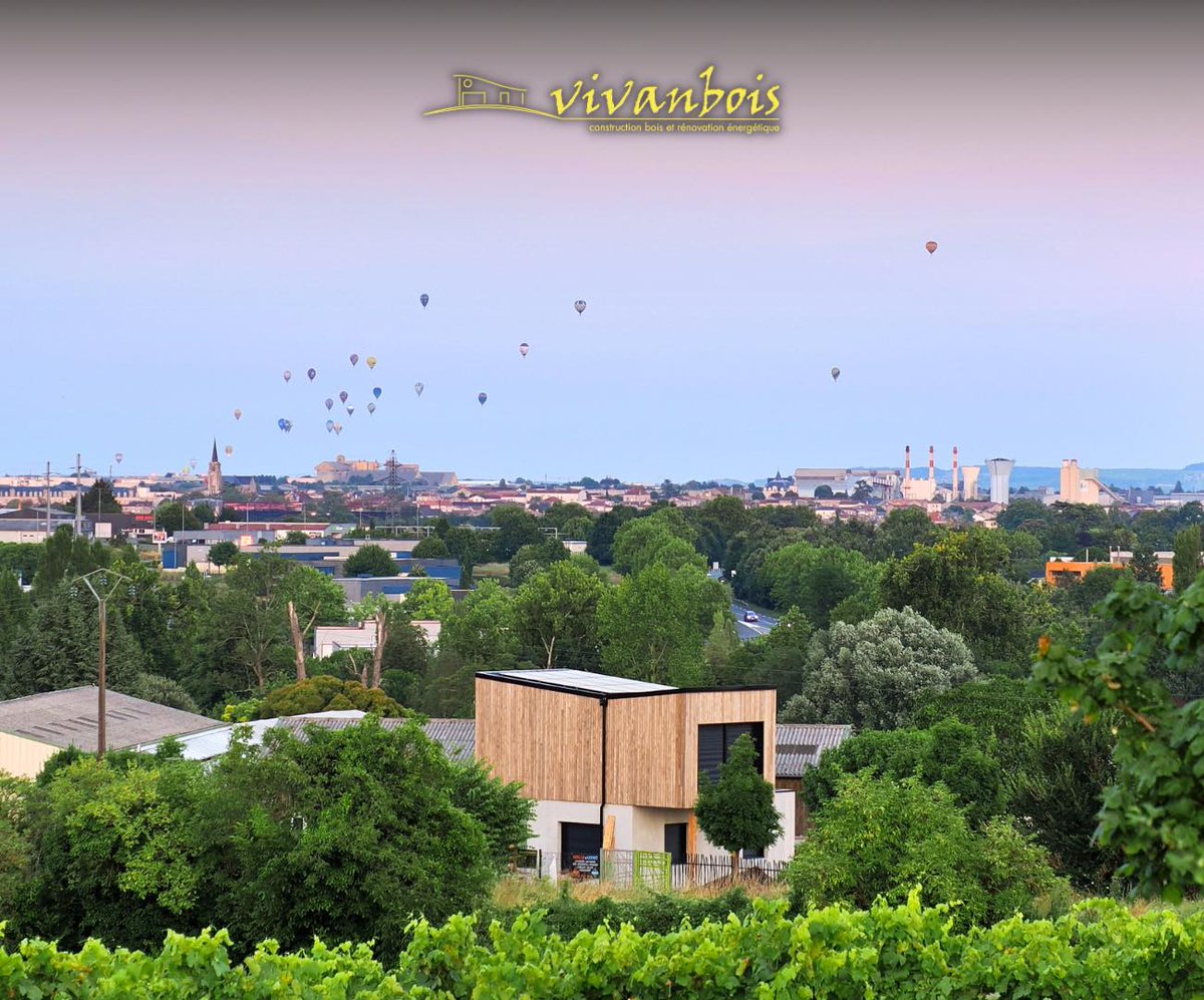Prenez de la hauteur avec la surélévation en bois ! Gagnez de l'espace tout en optimisant l'emprise au sol, comme sur cette réalisation, où la construction s'élève sous un ciel animé par les vols majestueux des montgolfières.🎈
maison-en-bois-17.fr/surelevation-m…