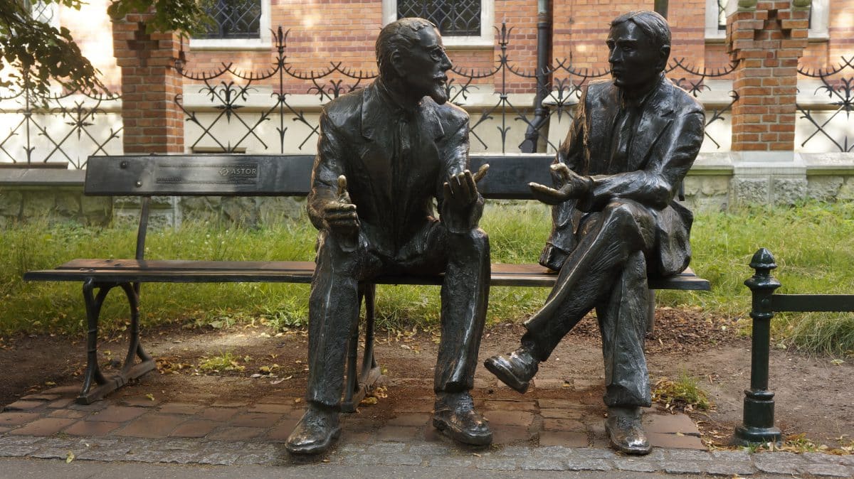 W 1937 roku Amerykanie kusili Stefana Banacha, by  wyjechał z kraju i wsparł ich prace nad rozwojem nauki. Wysłali do Lwowa człowieka, który wręczył mu czek. Na tym była wpisana cyfra „1”. Banach zapytał, ile zer może dopisać. Usłyszał, że tyle, ile jest potrzebne, by go
