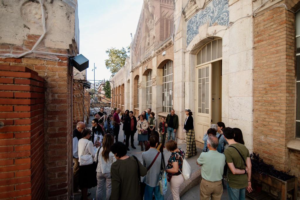 Escola Prat de la Riba Reus (@escpratdelariba) on Twitter photo Imatges de la visita guiada a la nostra escola realitzada en el marc de la festa #Reus1900 . Un cap de setmana intens per reviure el #MODERNISME i la vida de principis del segle XX.
📸 D'<a href="/amiplim/">Laia Solanellas 🪐</a> cedides per <a href="/ReusPromocio/">Reus Promoció</a>
#SOMmodernime
#SOMcultura
#SOMhistòria
#SOMescolapública Imatges de la visita guiada a la nostra escola realitzada en el marc de la festa #Reus1900 . Un cap de setmana intens per reviure el #MODERNISME i la vida de principis del segle XX.
📸 D'<a href="/amiplim/">Laia Solanellas 🪐</a> cedides per <a href="/ReusPromocio/">Reus Promoció</a>
#SOMmodernime
#SOMcultura
#SOMhistòria
#SOMescolapública