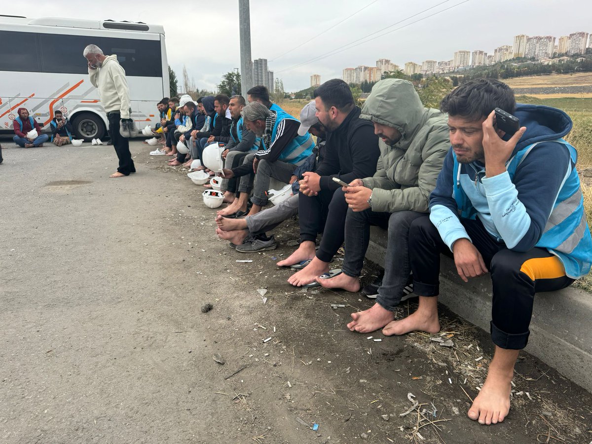 Madenciye meclisi açın 

Ölmemek için Soma Fernas madenden Ankara'ya yürüyen Fernas maden işçisinin önü Ankara Kurtuluş parkında kesildi.

Madenciler 38 gündür direniyor, 8 gündür yürüyor.  İşçi sağlığı ve iş güvenliği önlemleri uygulansın,  insanca yaşanacak ücret zammı Soma