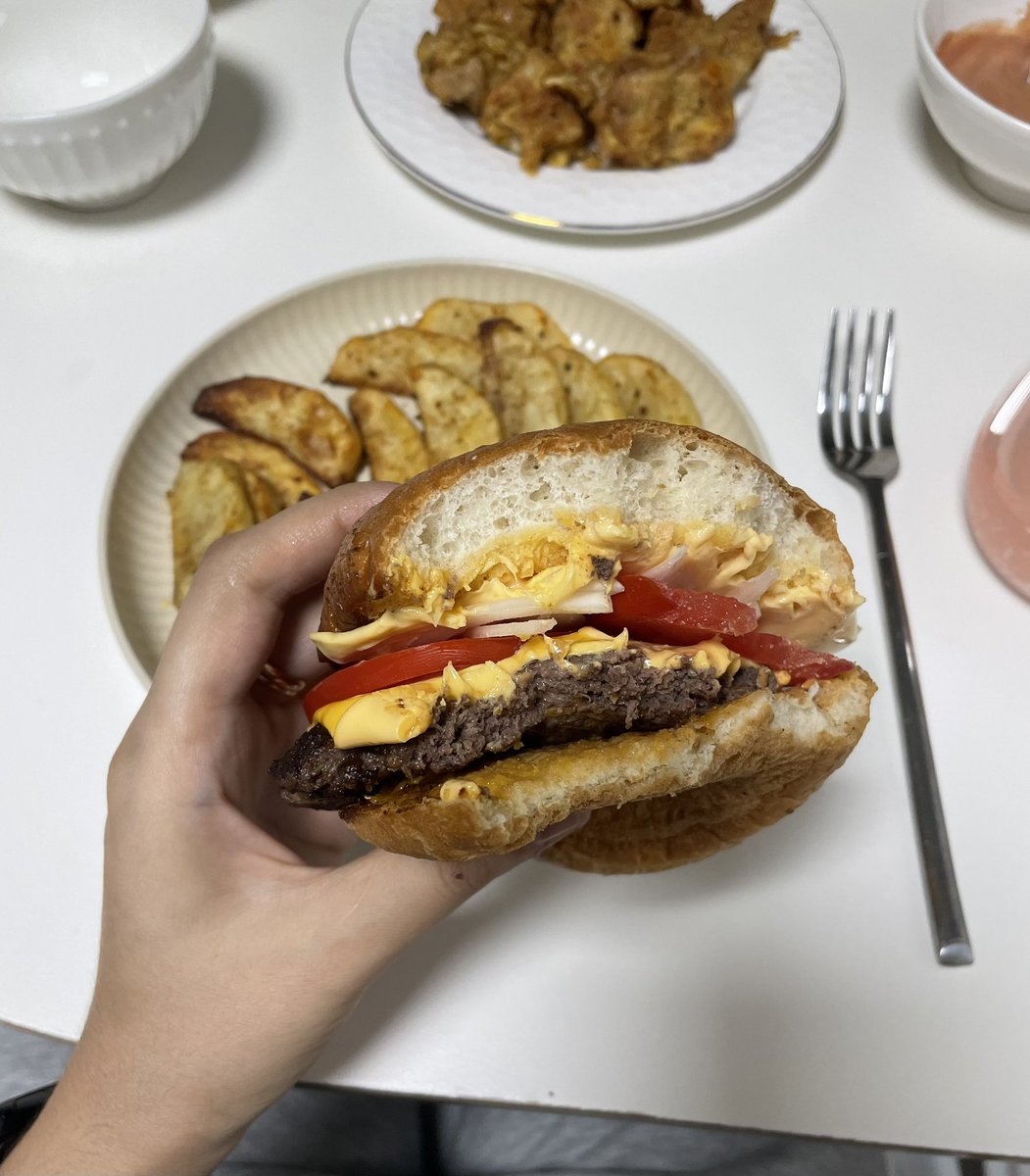 Uyda burger qildik, zo'r chiqdi))

Qorni ochlar ignore qilolishi uchun sensitive qibqoydim🥹