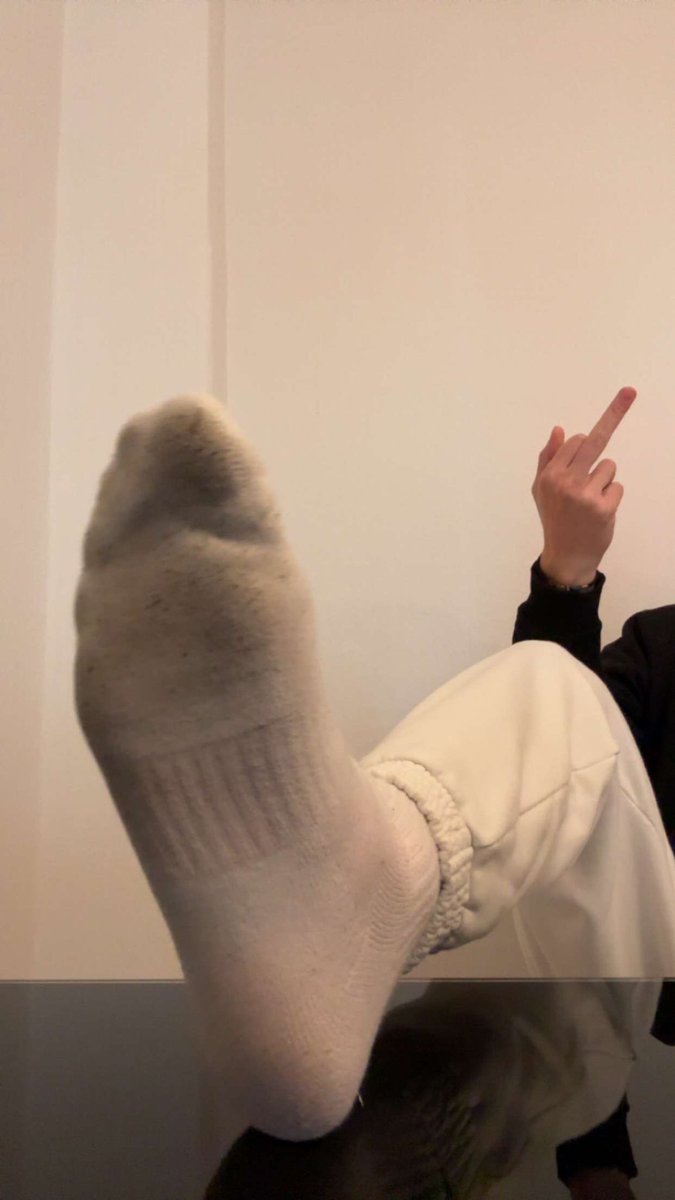 Komme von der Arbeit, lege die Füße hoch und du Sklave drückst schön dafür ab dass du meine verschwitzen warmen Socken inhalieren darfst. Das ist kein Befehl sondern ein Privileg. Akzeptiere deinen Platz und zeig Dankbarkeit😈🐕

#geldsklave #zahlschwein #cashmaster #zahlsklave