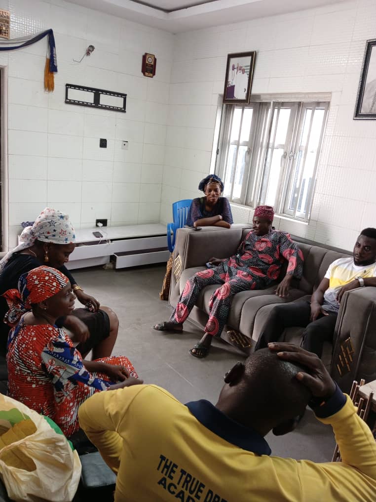 LACSOP's tweet photo. The #ClaimForWASH by @LACSOP with support from @USAIDNigeria- Badore Community Stakeholders Meeting with Community Engagement officer-Mrs. Bunmi Tejumola.The Baale, CDA Chairman, Youth rep', Religious Leader, Market Woman Leader, and others present on the 27th of August,2024. https://t.co/ls44YCfgmB