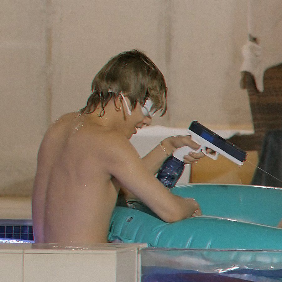 HiggsbosonBlue's tweet image. ⠀

⠀⠀⠀“คิดจะว่ายเร็วกว่าฉันเหรอ?” สไปค์แหย่พร้อมกับหัวเราะเบา ๆ ก่อนจะจ้วงน้ำใส่คาลัวร์

⠀⠀⠀คาลัวร์ทำหน้าขำ ยิงปืนฉีดน้ำกลับไป ทั้งสองคนหยอกล้อกัน อินทรีหนุ่มว่ายน้ำเข้ามาใกล้จนเกือบชนสไปค์ ก่อนที่นายฉลามขาวจะโผเข้าไปกอดเขาจากด้านหลัง

⠀