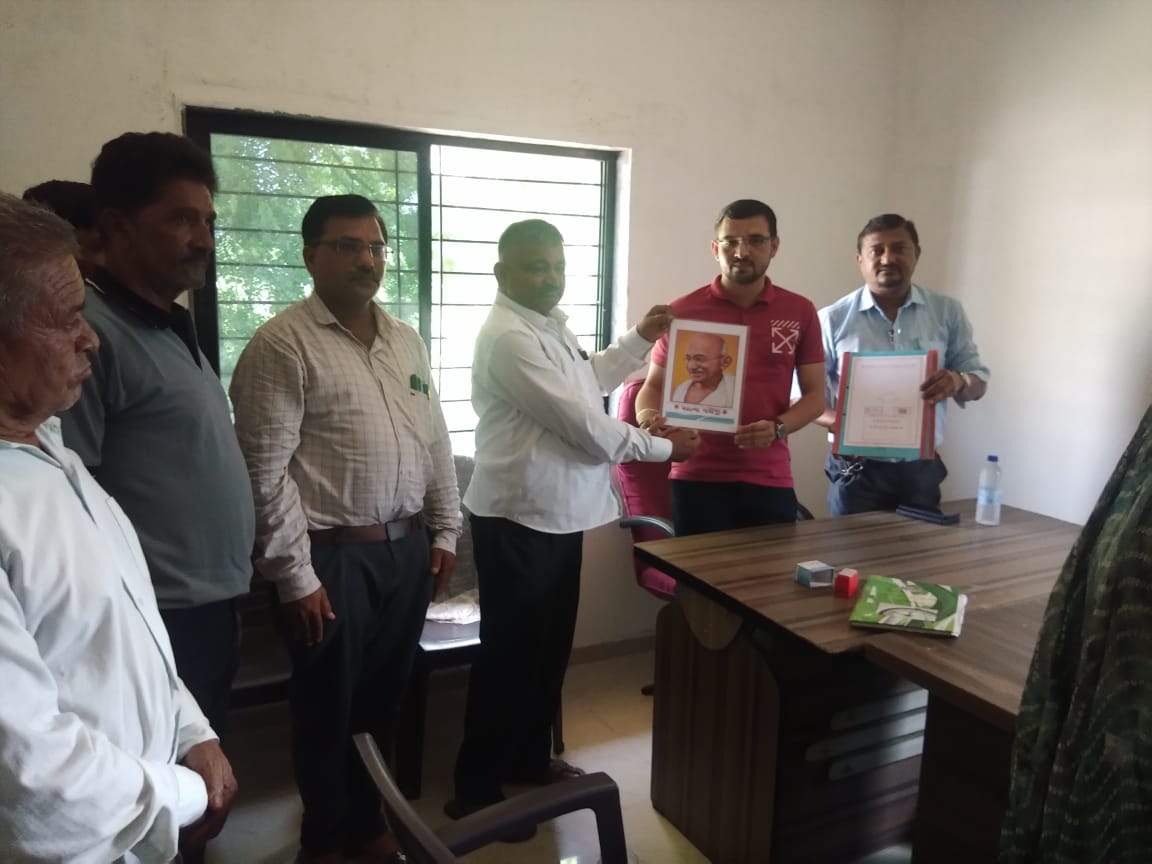 TDOVIRPUR's tweet photo. આજરોજ ગાંધી જયંતિ નિમિત્તે વિરપુર તાલુકાના “પાંસરોડા” ગામે ખાસ ગ્રામસભાનું આયોજન કરવામાં આવ્યું. સ્વચ્છતા દિવસ અંતર્ગત સ્વચ્છતા શપથ, શ્રમદાન, ભવાઈ કાર્યક્રમ યોજવામાં આવ્યા. #SHSGujarat2024 #SBD2024 #SHS2024 #10YearsOfSwachhBharat @DDOMAHISAGAR https://t.co/uUkRSIUiwR