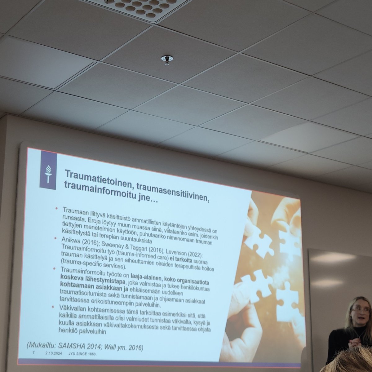 "Tiedostetaan, että voi olla traumaattisia kokemuksia ihmisen taustalla." Sisko Piippo väkivallattomuuden päivässä.
#kohtaaminen 
#traumainformoitutyöote #väkivallattomuudenpäivä