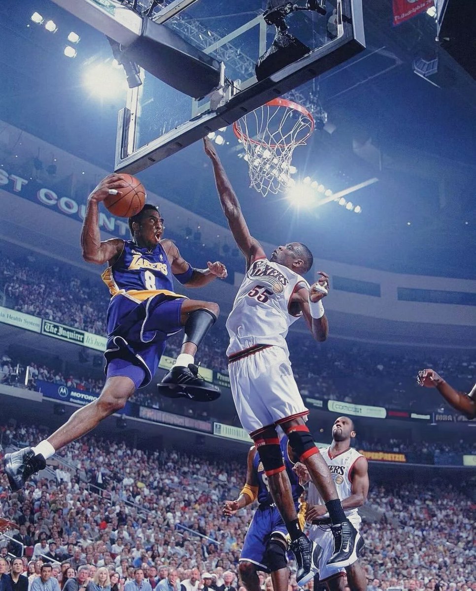 PasionBasketNBA's tweet photo. Qué fotón de Kobe Bryant y Dikembe Mutombo 📸 https://t.co/gecS4aJNM8