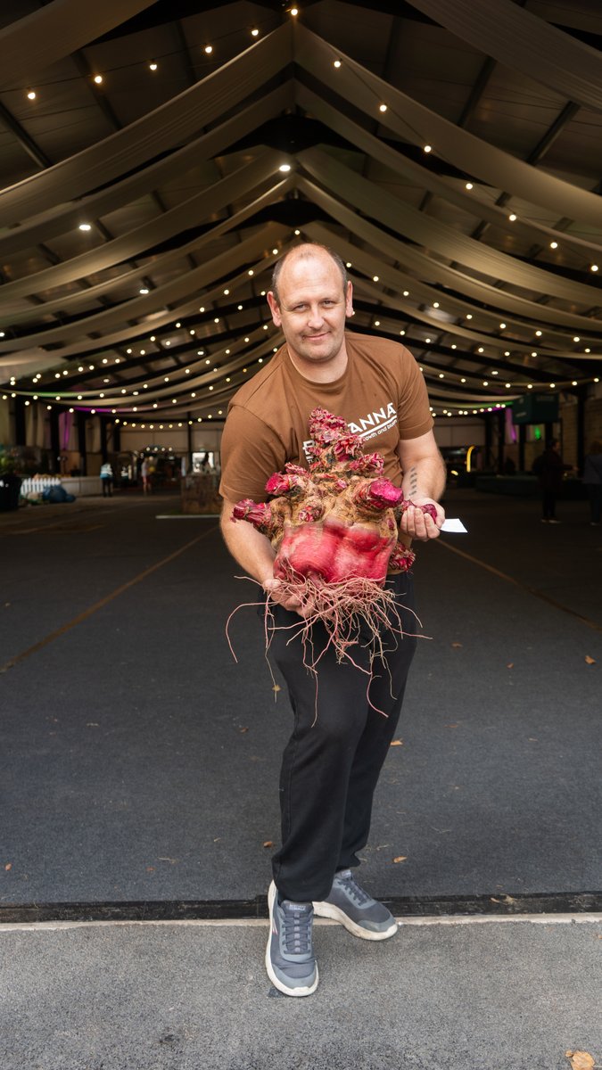 Ez Roberts (@ez_roberts_) on Twitter photo Some photos from the UK Giant Vegetable Championship, held at <a href="/MalvernShows/">RHS Malvern Spring & Autumn Shows</a>.
Full article:
bbc.co.uk/news/articles/… Some photos from the UK Giant Vegetable Championship, held at <a href="/MalvernShows/">RHS Malvern Spring & Autumn Shows</a>.
Full article:
bbc.co.uk/news/articles/…