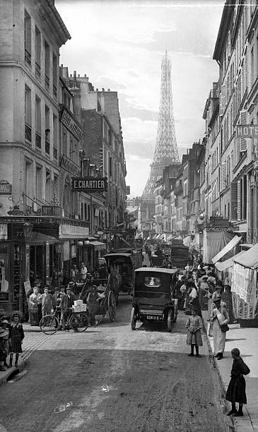 📷 Léon et Lévy. 
Rue Saint-Dominique et la Tour Eiffel 
Années 1900.  Paris 7e