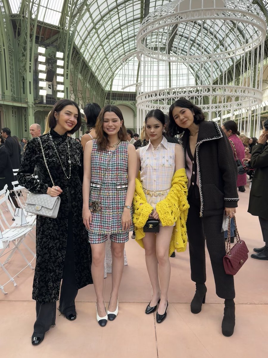 faikeaw_ent's tweet photo. แอลลี่ สุดประทับใจร่วมชมแฟชั่นโชว์ CHANEL SPRING/SUMMER ใน PARIS FASHION WEEK ครั้งแรก

 #ALLYxCHANEL #allynitibhon #แอลลี่ #ALLY #CHANELSpringSummer

 ส่องลุคส์สวยสะพรั่งและโมเม้นต์สำคัญของ แอลลี่ อชิรญา นิติพน ใน PARIS FASHION WEEK ครั้งแรกในฐานะแขกคนสำคัญของ CHANEL เพื่อเข้าร่วมชมแฟชั่นโชว์คอลเลกชั่น Spring/Summer 2025 ณ อาคาร Grand Palais ที่จัดขึ้นในวันที่ 1 ตุลาคม เวลา 19.00 น. ตามเวลาประเทศไทย