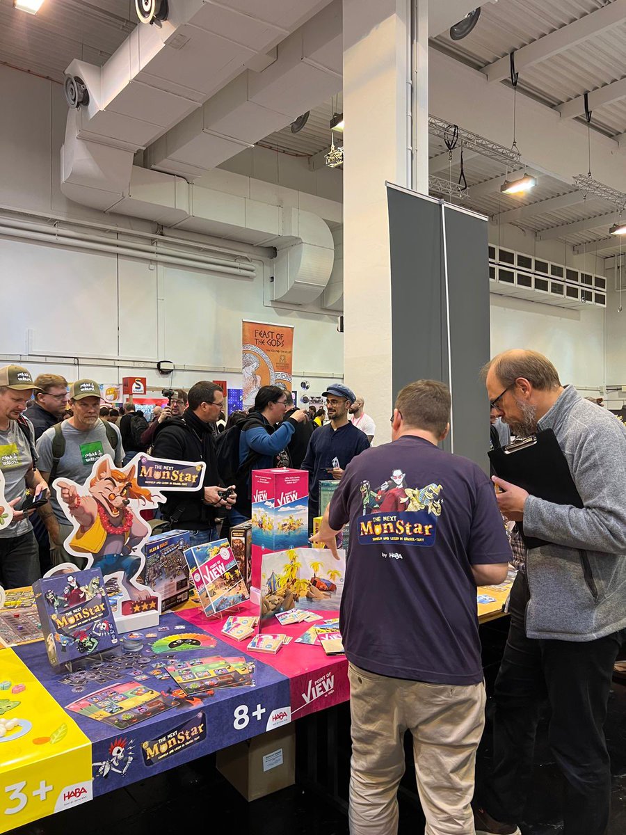 Meschke_Marie's tweet photo. Neuheitenshow is running 🎲 #HabaSpielEssen #Spiel24 #PointOfView #TheNextMonStar #AuweiaFrauGeier https://t.co/ZkigPFfXrE