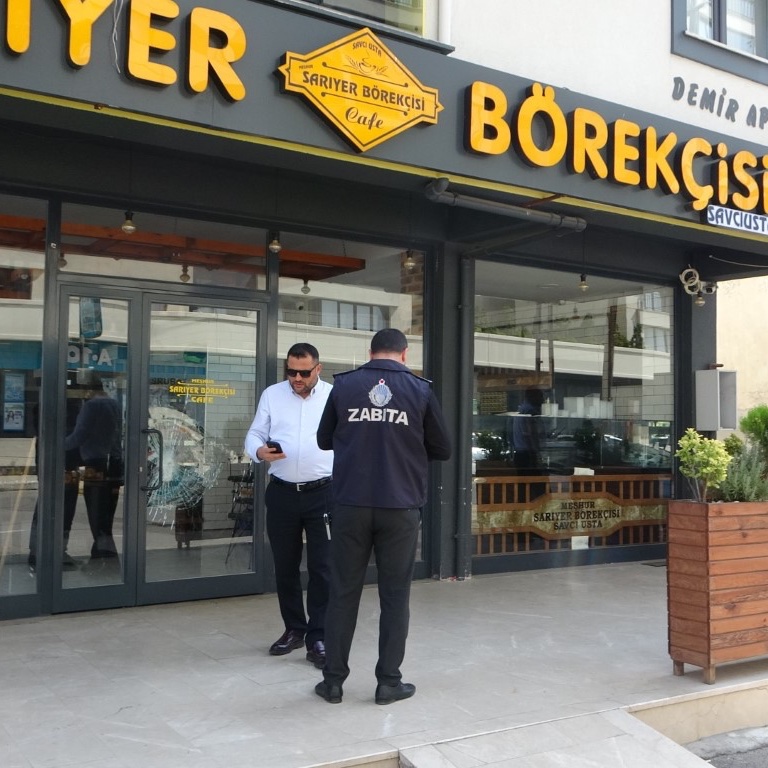 Geçtiğimiz aylarda taciz skandalıyla gündeme gelen ve mühürlenen Pendik'teki Sarıyer Börekçisi isimli işletme de tağşiş listesinde yer aldı!
Firmanın 2022 ve 2023 yıllarında dana kıyma ürünlerinde sakatat ve kanatlı eti tespit edildiği görülüyor.
gidadedektifi.com/status/1364