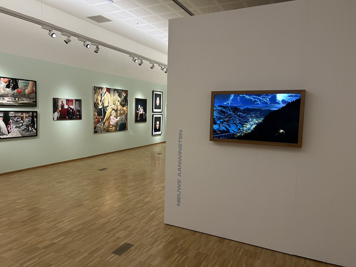 Heerlijke vrolijke kleuren en kunstwerken worden getoond in de tentoonstelling People’s lives🩷, voor, door en met vmbo-leerlingen ontwikkeld. Een feestje voor je ogen⭐️. Ontwerp zaalinrichting Studio Anouk Stoffels ism Club Zien.