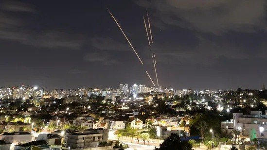 EnnaForbs's tweet photo. #Iran fired 200 missiles at Israel after #Israel killed Hezbollah's leader &amp; entered Lebanon. Most missiles were intercepted, with minimal damage reported. Iran warns "crushing response" if Israel retaliates 

Insights📊:https://t.co/3RurojstBH

 #MiddleEast #Iran #Israel  #war https://t.co/ntVO60BhHq