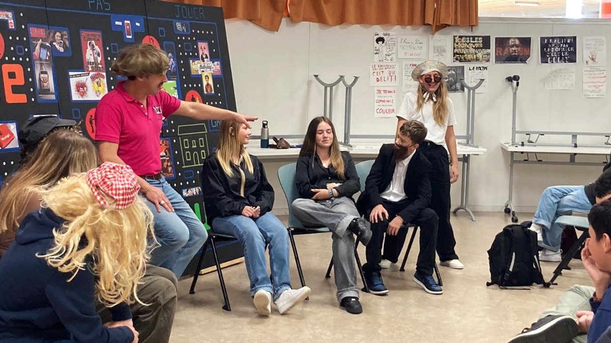 CTrimaran's tweet photo. Toujours à Capbreton, nous avons interprété "Même Pas Peur !" avec un deuxième groupe de jeunes du lycée Louis Darmanté. Dynamiques et participatifs, ces derniers ont joué le jeu, autant sur scène que lors des débats sur le cyberharcèlement. 👏👏
@UNFP @NvelleAquitaine https://t.co/b0OgBI4XUM