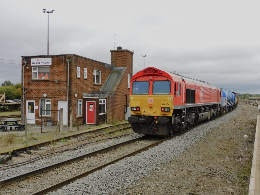 kingy69beard's tweet image. #WestburyWednesday and my first #RHTT sees #HeritageLivery 66179 and shiny red 66154 with 3S13 Westbury to St Blazey L I P