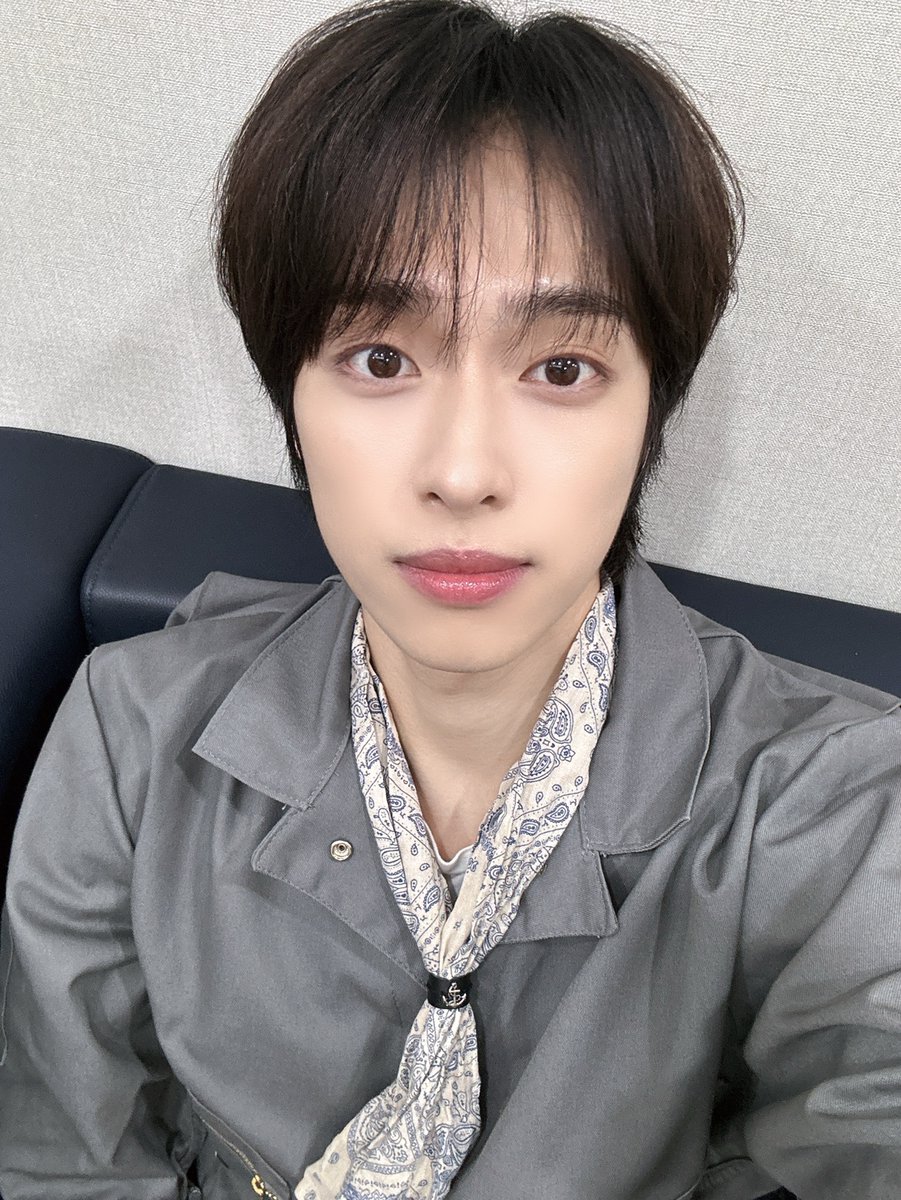 XH_official's tweet photo. [ #Xtra_Scenes ]

오늘 이 남자 𝑉𝑒𝑟𝑦 𝑑𝑒𝑚𝑢𝑟𝑒, 𝑣𝑒𝑟𝑦 𝑚𝑖𝑛𝑑𝑓𝑢𝑙 ⁎⁺˳✧༚

쌀쌀해진 가을날에 빌런즈 감기 조심!
그리고 가온이 미모에 심장어택 조심!
😣❤‍🔥

#XdinaryHeroes #엑스디너리히어로즈
#가온 #Gaon
#WE_ARE_ALL_HEROES
#쇼챔피언 #SHOWCHAMPION https://t.co/ySjUFefTnZ