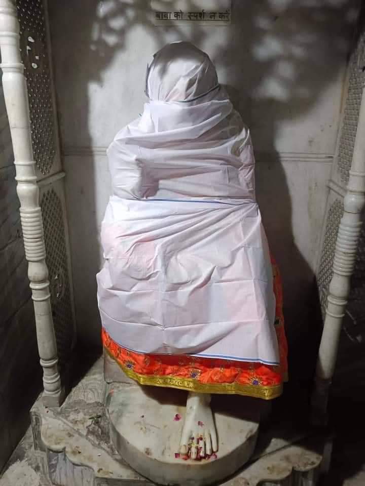 654Parchi's tweet photo. साईं बाबा हमारे भगवान हैं. जो सब को एक समान समझते है
लेकिन अगर कोई साईं बाबा के साथ  दुर्व्यवहार करेंगा तो यह किसी भी साईं भक्त के लिए अस्वीकार्य है।

काशी के कई मंदिरों में  साईं बाबा की मूर्ति निकालकर गंगा नदी में प्रवाहित की गई।?

#kashi #SaibabaIdols #viralvideo #saibaba https://t.co/zz82n2VStz