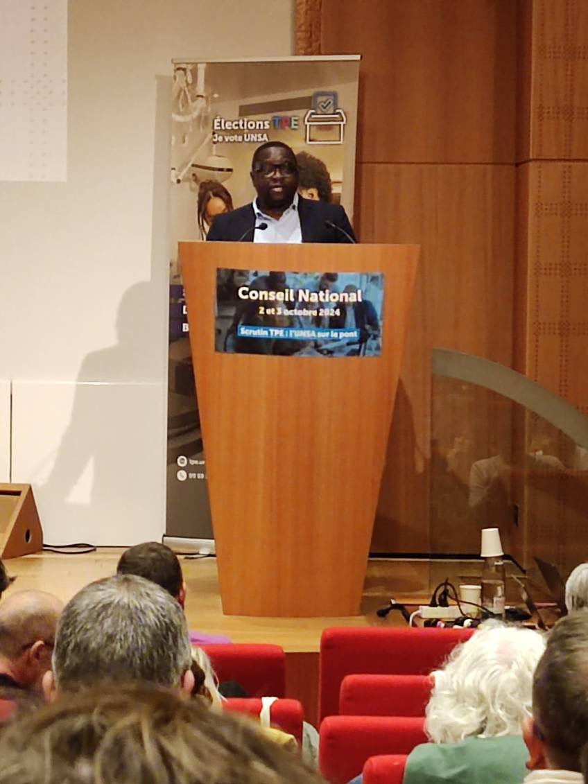 mlaminesylla's tweet photo. Extrait du discours du 2 Octobre 2024 au Conseil National de l’UNSA à Paris .

C'est toujours un plaisir de m'exprimer devant vous au nom de l'UD UNSA Bas-Rhin ainsi qu'en celui du Syndicat Autonome UNSA Lidl.

Le dernier conseil départemental du Bas-Rhin s'est tenu le 24 septembre dernier et a vu son rapport d'activité validé à l'unanimité des membres présents.
Nos travaux, très enrichissants et dynamiques, ont porté sur plusieurs points de réflexion.

Tout d'abord, sans tomber dans le pessimisme, nous avons abordé la question de l'avenir du syndicalisme constructif au regard des récents mouvements sociaux enregistrés dans notre pays.

Nous n'avons d'autre choix que de ressortir nos drapeaux et bannières face à un gouvernement qui ignore le syndicalisme constructif et a choisi une autre méthode : ignorer les organisations syndicales.
Cette situation se retrouve de plus en plus dans les entreprises. Les dirigeants d'entreprises adoptent la même méthode, passant en force sur les dossiers importants. La place réservée au syndicalisme constructif se réduit de jour en jour.

J’ai donc été mandaté par le Conseil pour vous alerter sur ce point.

Nous avons également travaillé sur un plan de développement local visant à permettre à l’UNSA d'informer les personnels des grandes entreprises du département. L’idée est d’expérimenter des journées de développement, qui consisteront à organiser des opérations de tractage devant les grandes entreprises et à solliciter les DRH pour leur présenter notre forme de syndicalisme.

Pour ce faire, nous avons besoin de l’aide et du soutien des fédérations, ainsi que de l’expertise du secteur Développement et du territoire.

La syndicalisation des jeunes a également été au centre de nos réflexions. Nous avons décidé de renforcer notre collaboration avec les associations et les syndicats étudiants, en particulier ceux qui étaient à nos côtés lors des manifestations contre la réforme des retraites.

L'idée est de proposer notre vision du syndicalisme dans les facultés à travers des articles ou des journaux destinés aux étudiants, futurs salariés…

Chez Lidl France, 

Fidèles à nos valeurs, nous avons déjà exprimé notre position !

Conséquences : Nous n'avons pas signé deux accords, notamment :
• l’accord d’entreprise relatif aux seniors, où l’ancienneté Lidl était totalement absente ;
• l’accord d’entreprise relatif à la prime d’intéressement, en raison du manque de clarté sur la situation de l’entreprise.

Bien que, pour l’instant, les relations ne soient pas tendues, nous avons affiché une fermeté justifiée par le respect des valeurs que nous défendons depuis toujours.

Pour conclure, nous avons été acteurs dans la régularisation des congés payés acquis en période de maladie. Cette régularisation a coûté plus de 6 millions d'euros à l'entreprise. Nos adhérents en sont très satisfaits, ce qui pourrait même en attirer de nouveaux.

Nous travaillons également à la mise en place des titres-restaurant dans l'entreprise, avec une négociation prévue lors des prochains NAO…

Mohamed Sylla 
UNSA