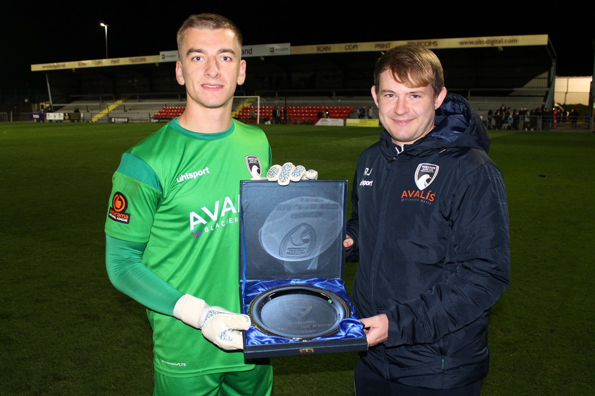 Richard Joyce presented Max Harris with the Man of the Match award following last night's win over Chippenham Town 🏆

📷 Ade Threasher