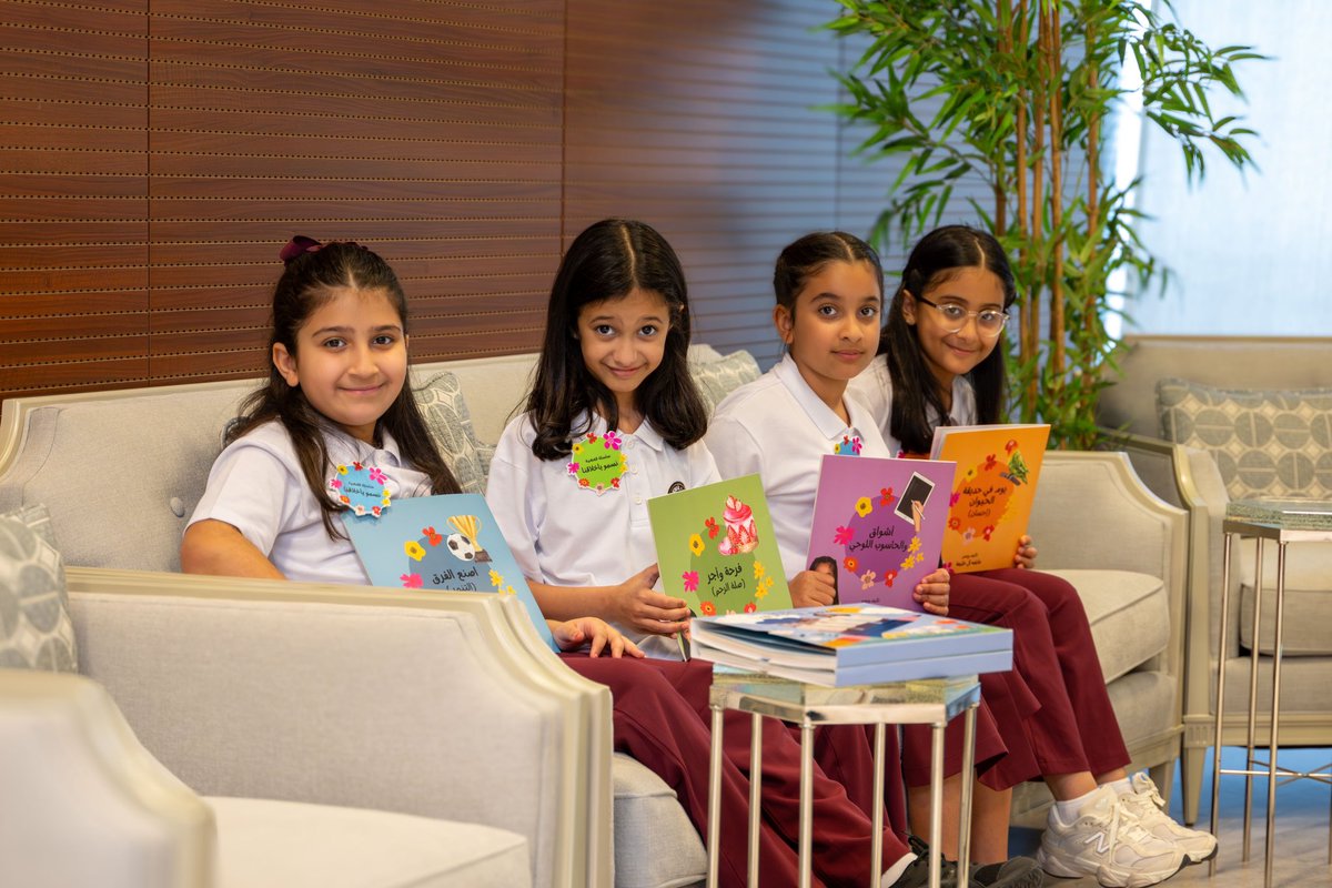 جميلٌ أن يُبدع أطفالُنا في ابتكار الأفكار لتعزيز التوعية بقيم أخلاقنا في المجتمع ..
والأجمل أن يَكونوا أنفسَهم في قلبِ تلك الصفحاتِ من الإبداع، وأبطالَ قصصه.
لحظاتٌ جميلة وفرصةٌ أجمل سُررتُ بها وأنا ألتقي مجموعة كاتبات من بناتنا المبدعات بمدرسة طارق بن زياد

#الأسرة_ثروة_وطن