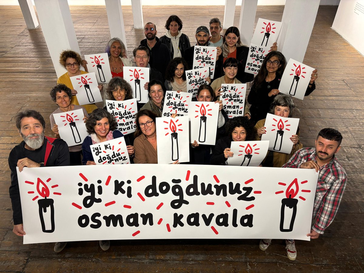 Osman Kavala'nın cezaevinde geçirdiği 7. doğum gününü, Kavala’nın kültür sanat ve sivil toplum kurumu çalışanı dostları ile sanatçılar, "iyi ki doğdunuz #OsmanKavala" görselleriyle çektirdikleri fotoğrafla kutladı.   

<a href="/FreeOsmanKavala/">Kavala'ya Özgürlük</a> #OsmanKavalayaÖzgürlük #FreeOsmanKavala