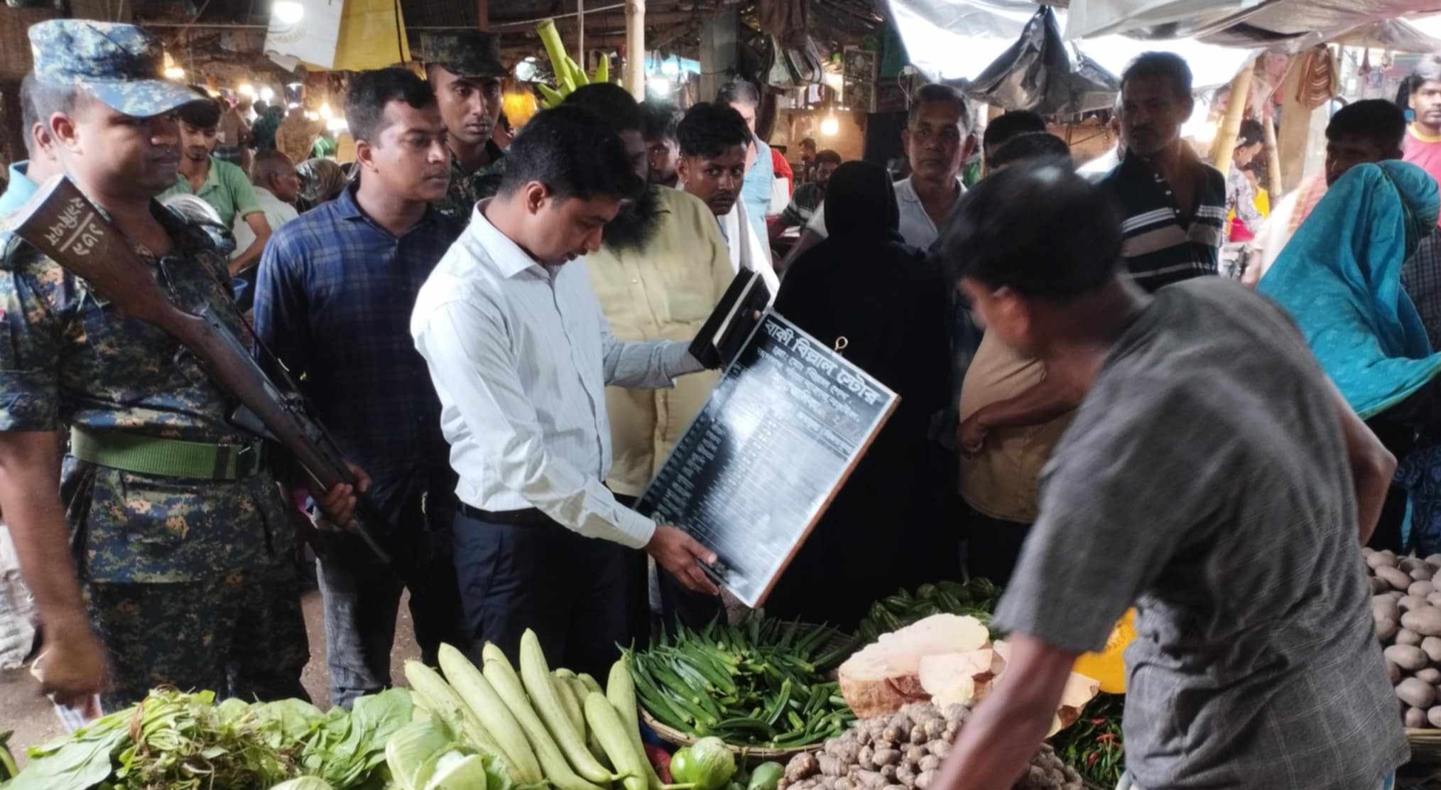 নড়াইলে দ্রব্যমূল্য নিয়ন্ত্রণে রূপগঞ্জ বাজারে অনিয়ম করায় ৩ ব্যবসায়ীকে জরিমানা