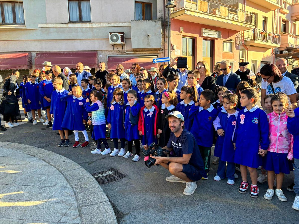 The Ambassador and the Mayor of Teulada plant a 100year-old olive tree, symbol of sustainability and resilience, to celebrate Sicco Mansholt.

In Teulada Mansholt, the first Euro-Commissioner for Agriculture, was inspired and started to promote agriculture in harmony with nature