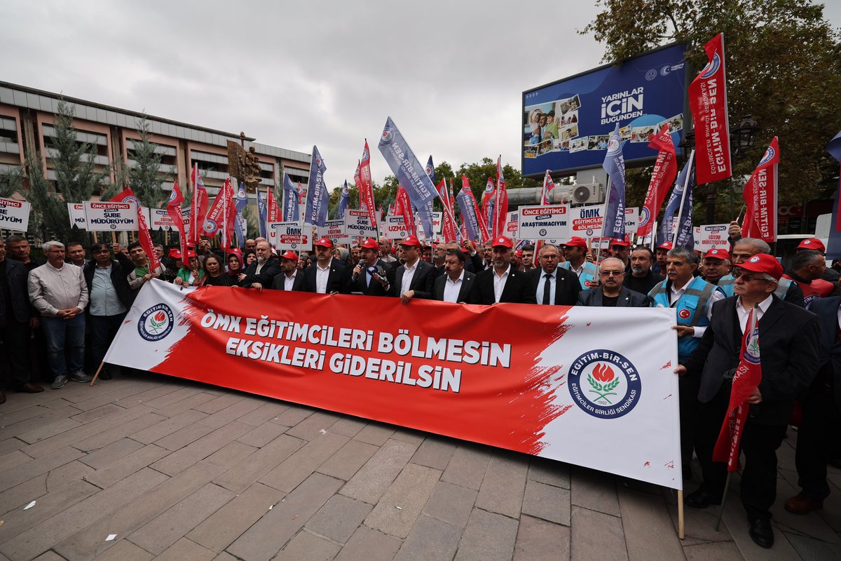_aliyalcin_'s tweet photo. Öğretmenlik Meslek Kanunu, 
ayrıştırıcı değil kapsayıcı olmalı; 
eğitimcileri bölmemeli, haklar yarım kalmamalı!

Siyasi iradeyi ve TBMM’yi 
meslek kanununda beklentileri karşılamaya;
▫️Millî Eğitim Uzmanı, 
▫️Bakanlık Müfettişi, 
▫️İl Millî Eğitim Müdür Yardımcısı, 
▫️İlçe Millî Eğitim Müdürü, 
▫��Araştırmacı, 
▫️Şube Müdürü, 
▫️Eğitim Müfettişi, 
▫️Eğitim Müfettiş Yardımcısı ve
▫️Eğitim Uzmanı 
kadrolarında görev yapanlarda, aranan 
hizmet süresini tamamlayanlara da 
uzman öğretmenlik/başöğretmenlik ünvanına dayalı hakların tanınması konusunda adım atmaya çağırıyoruz.

Eğitim-Bir-Sen olarak Şube Müdürü, Uzman, Araştırmacı ve Eğitim Müfettişi  gibi kadrolarında bulunan eğitim çalışanları için “1 Günlük İş Bırakma”  kararı alarak Milli Eğitim Bakanlığı önünden Öğretmenlik Meslek Kanunu’ndaki eksiklerin giderilmesi için sesimizi yükselttik.

@Akparti @avabdullahguler 
@AKPartiTBMMGrup @memetsimsek @HMBakanligi @Yusuf__Tekin @tcmeb