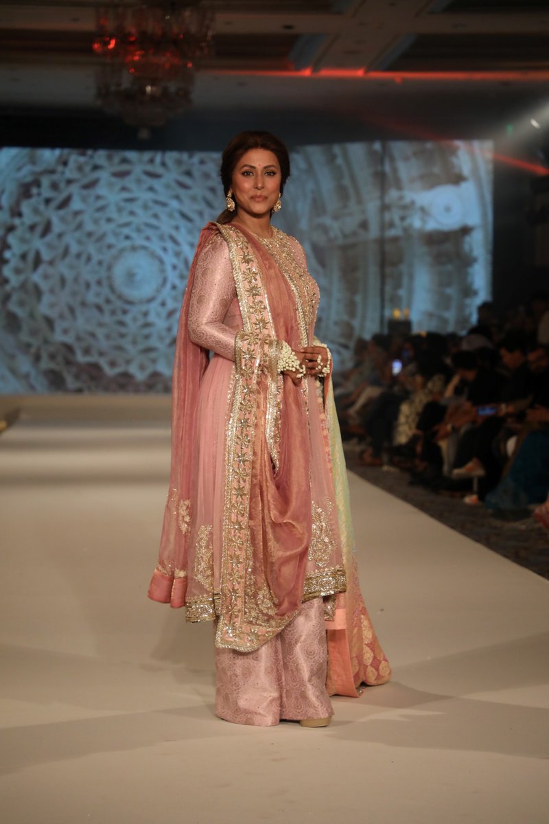 BollywoodH's tweet image. Hina Khan radiates hope, grace, and strength as she walks for Manish Malhotra, showcasing her incredible spirit and purpose! 
.
.
.
.
#HinaKhan #ManishMalhotra #FashionForACause