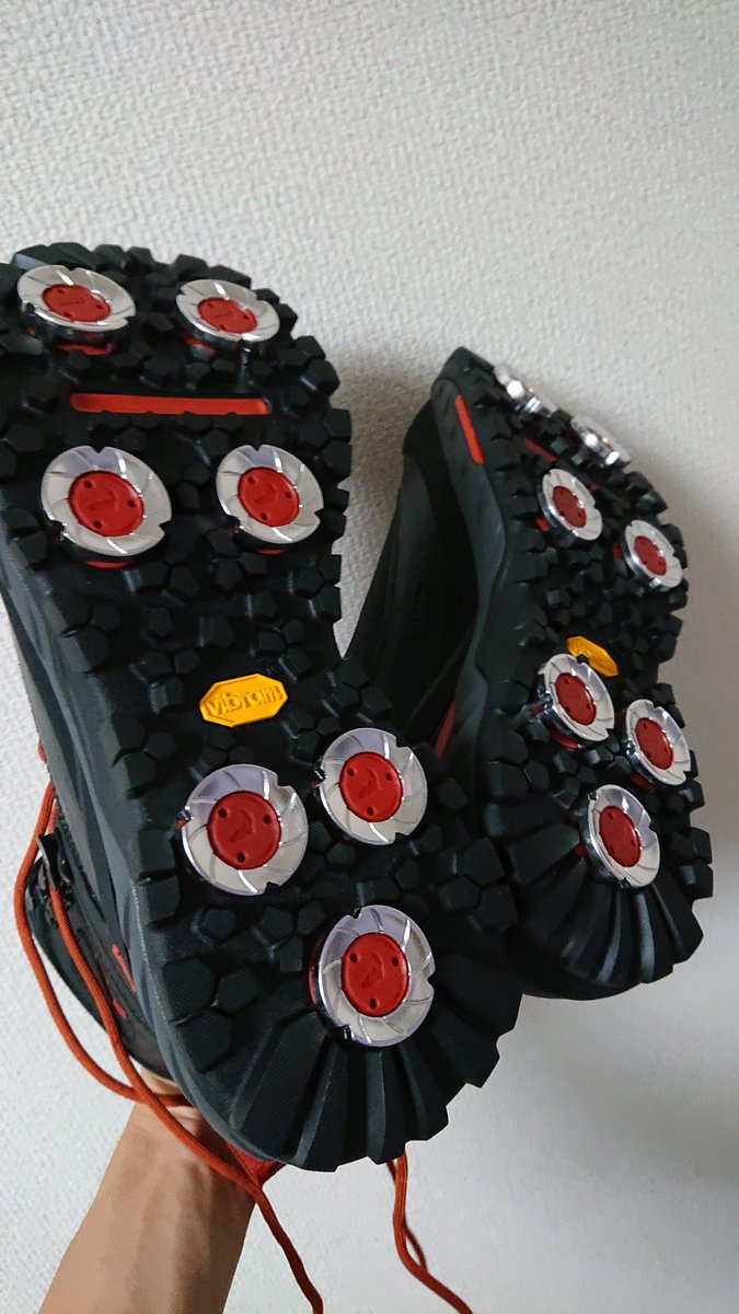 me_gusta_zumo's tweet image. 新しい磯靴が届いた。
この金属「アルミニウム」だからね。
削れやすい、変形しやすい金属を意図的に靴の裏に配置して、削らせる、変形させることでフリクションを確保してやろうという、かなりイカれた発想の靴。
今週末は険しい磯に行ってお手並み拝見するつもり。
#肉を切らせて骨を断つ
#SIMMS